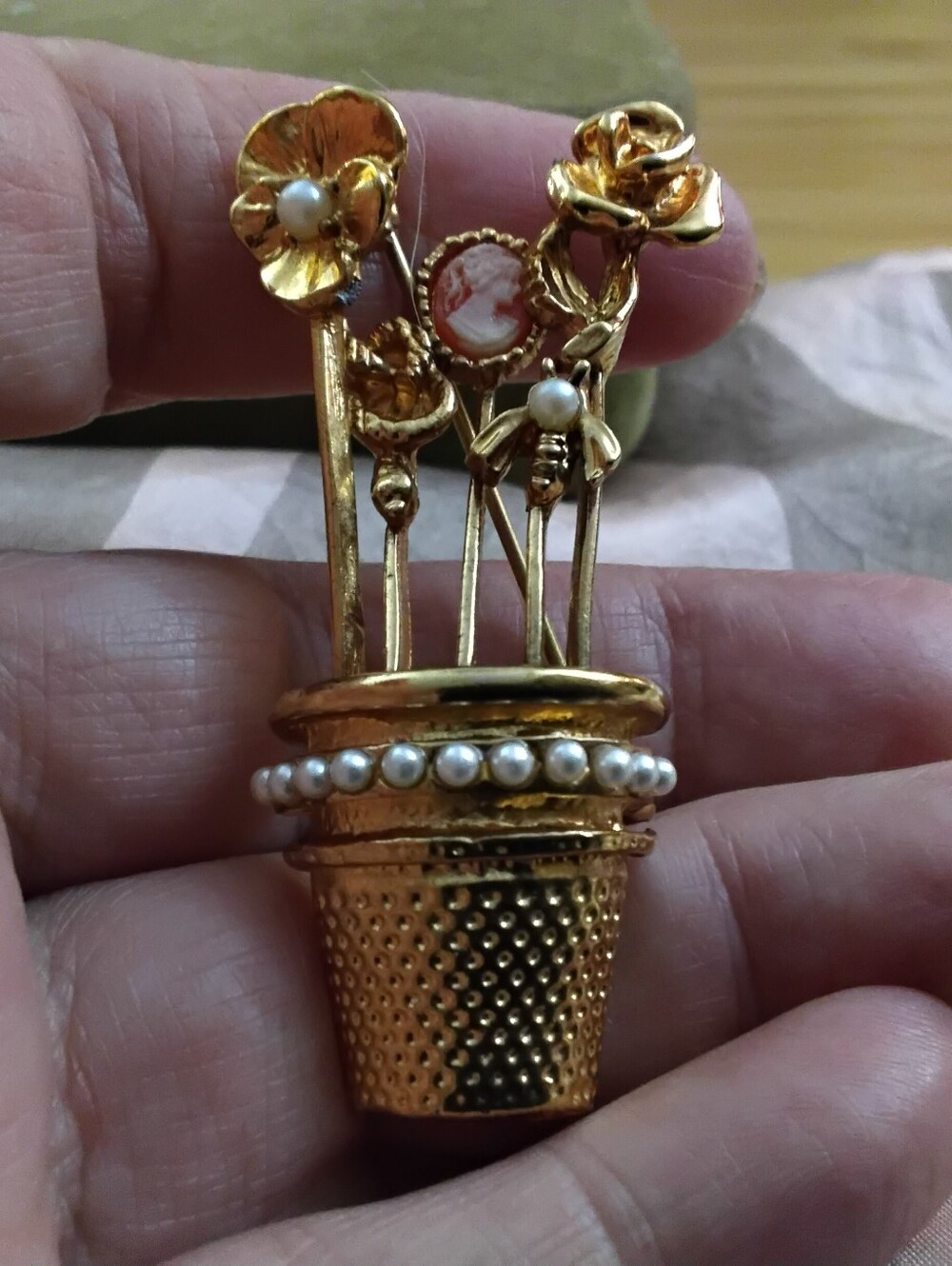 Vintage Brooch Cameo Bumble Bee Flower - Picture 3 of 3